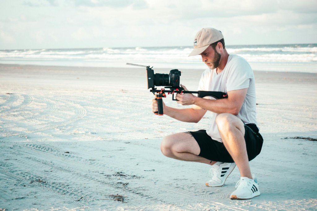 Bist Du ein kreativer Visionär mit einem Talent für Storytelling durch bewegte Bilder? Dann möchten wir Dich hier für diese Aufgabe begeistern.